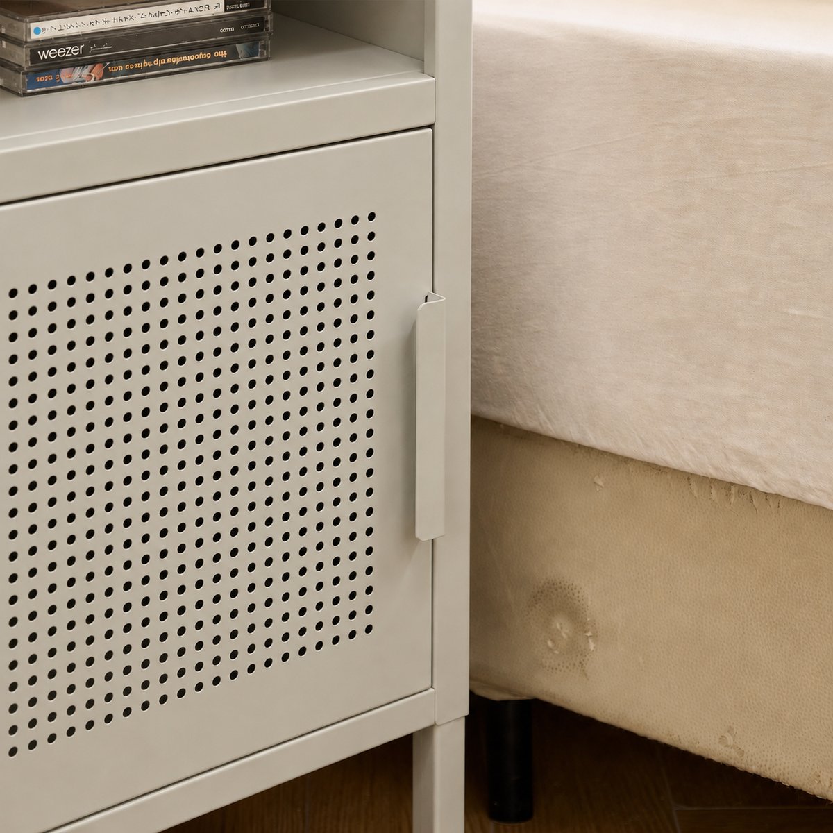 Table de chevet 1 porte, métal, BODEN beige, NORDLYS