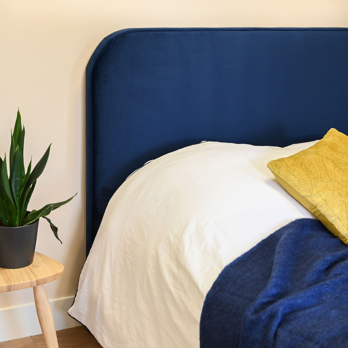 Tête de lit en velours MARSELLA bleu, TERRE DE NUIT