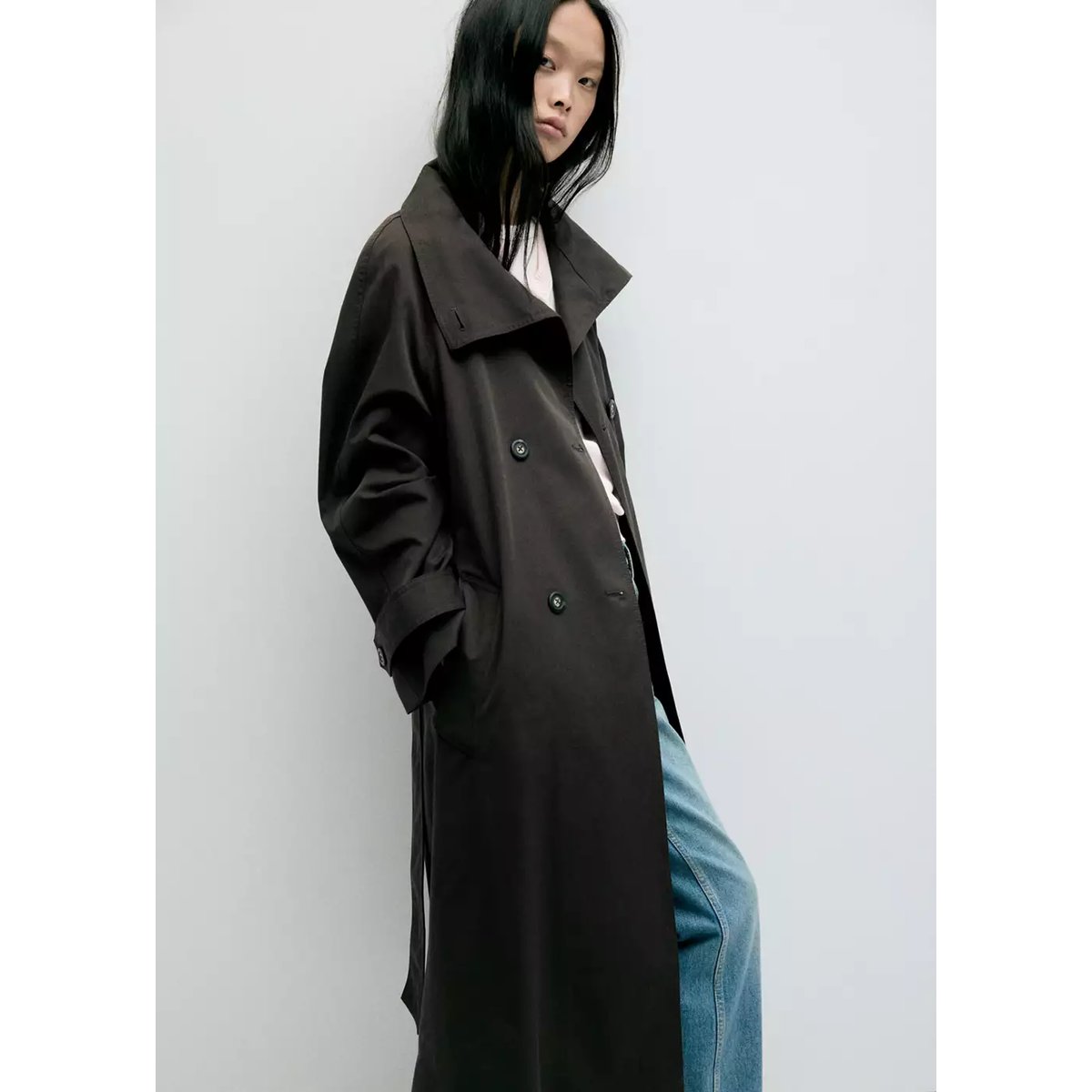 Trench long avec col montant et ceinture chocolat, MANGO