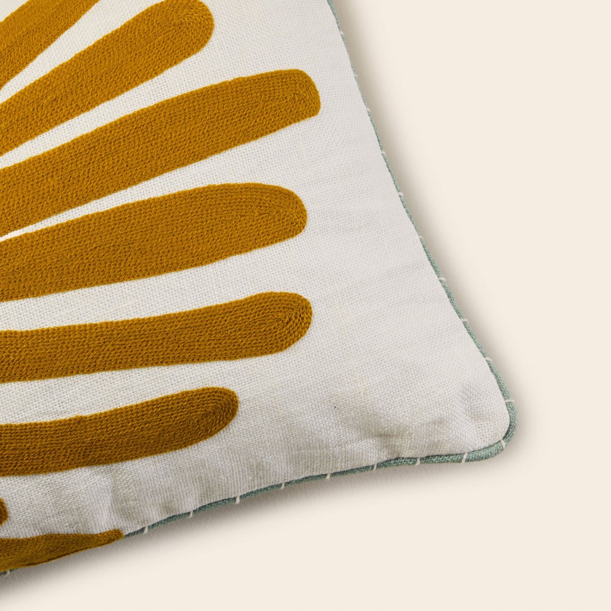 Housse De Coussin en Feuille de palmier brodée TROPI ecru et moutarde, MADURA