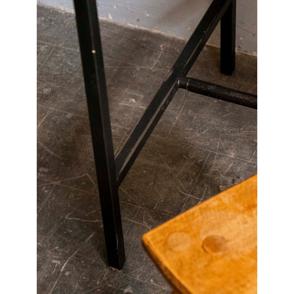 Bureau scandinave au plateau en simili cuir Yvan N°557 - Bon état bois foncé, DEBONGOUT