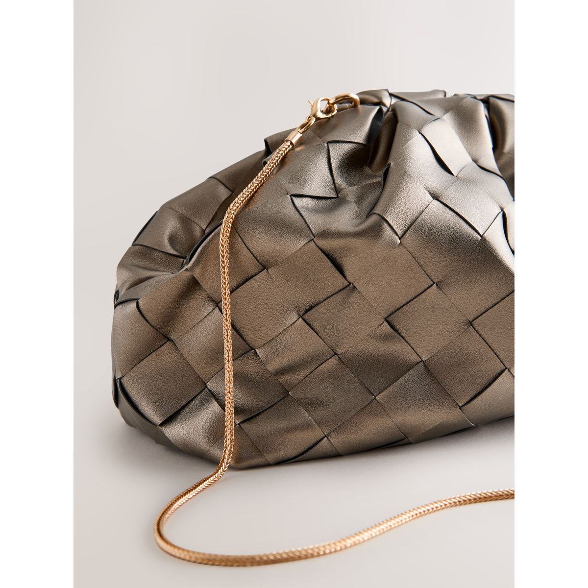 Pochette oversize tissée à pression bronze, NEXT