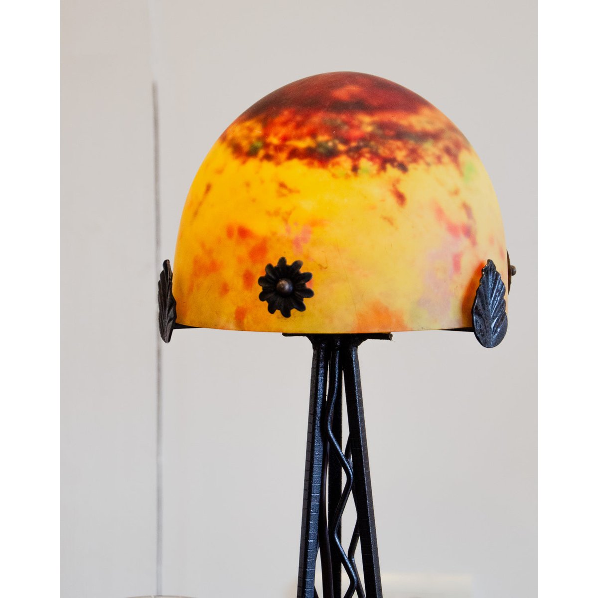 Lampe Daum en fer forgé et pâte de verre Julia N°930 - Bon état noir, DEBONGOUT