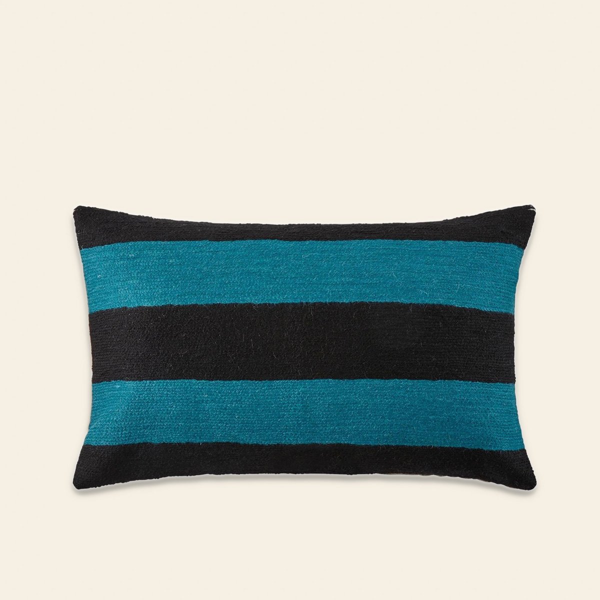 Housse De Coussin en Broderie en point de chainette à rayures HORIZONA noir et bleu canard, MADURA