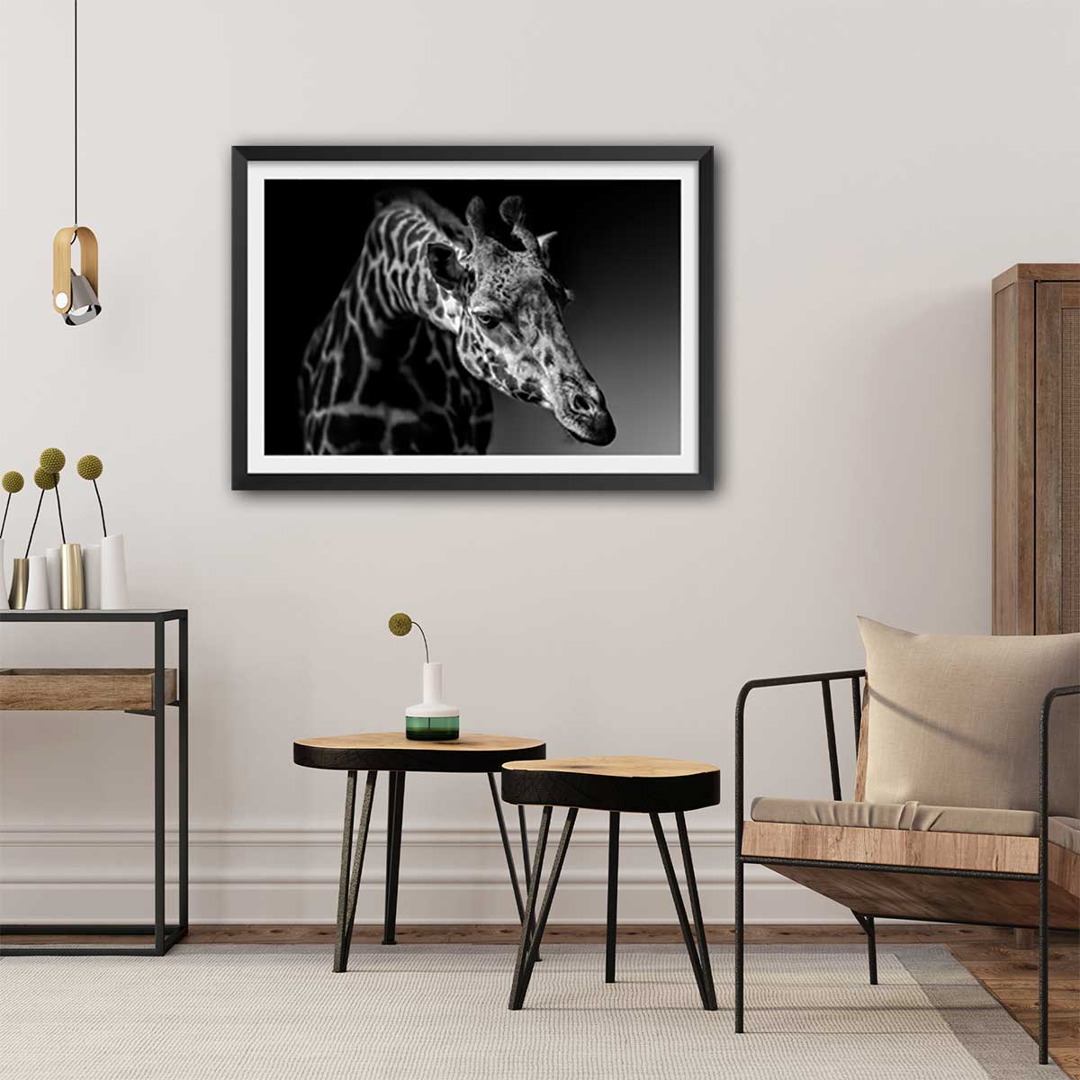 Affiche animaux girafe discrète affiche + cadre en bois - noir, HEXOA