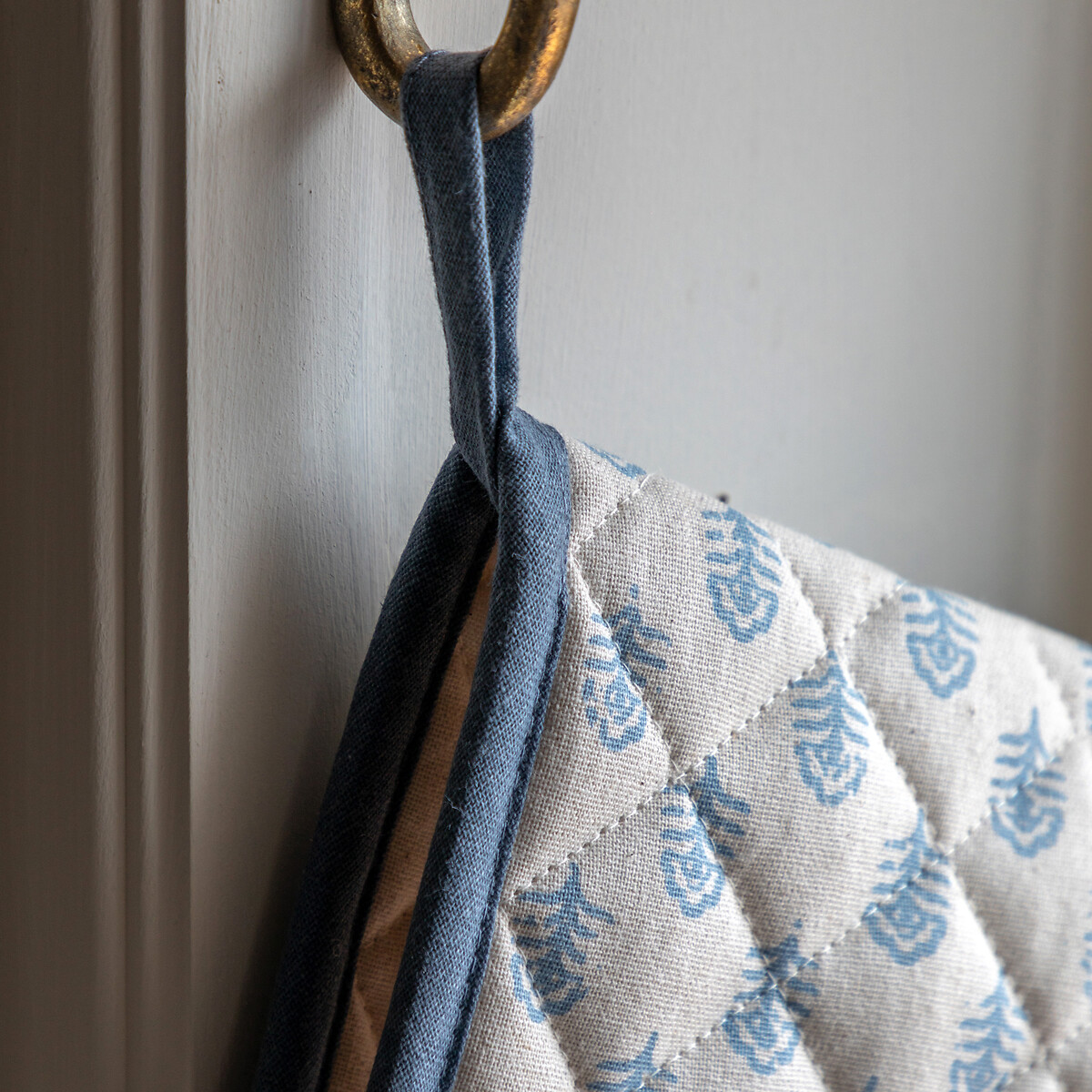 Flora Floral Stamp Double Oven Glove blue, ÉDITÉ