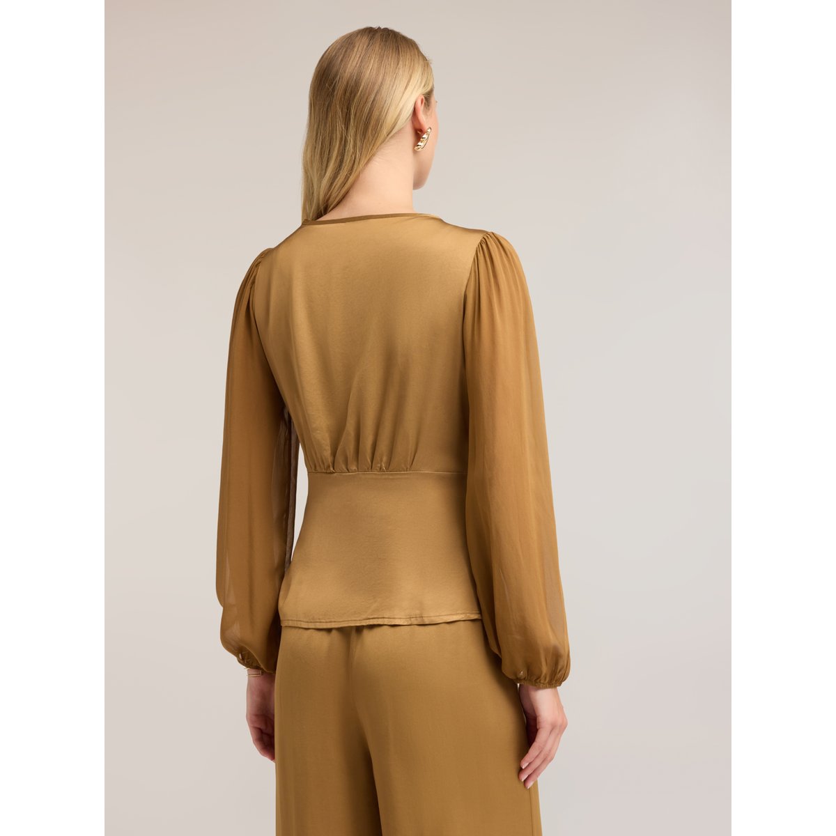 Blouse avec encolure en V et nœud beige, MOTIVI