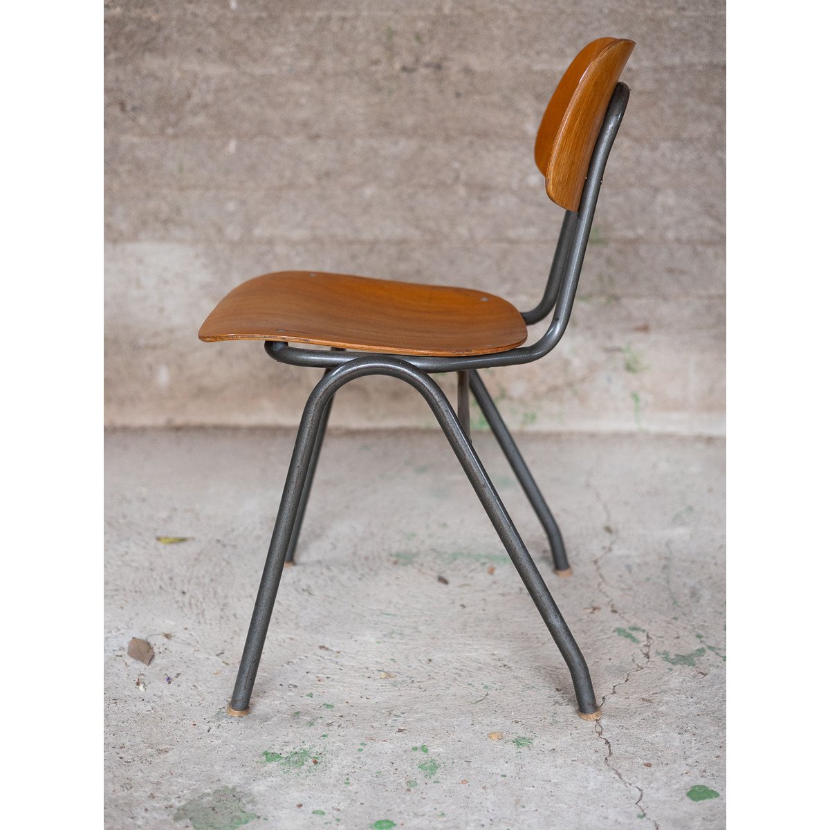 Chaise d'école au style industriel Alma N°2045 - Bon état bois clair, DEBONGOUT