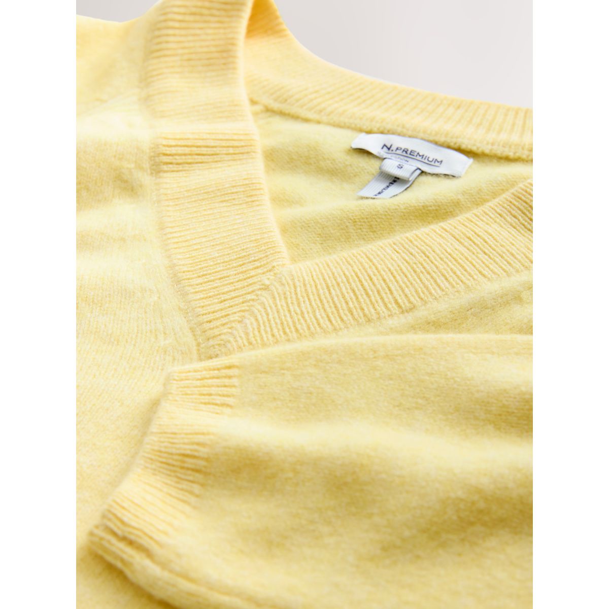 Pull col v en laine mérinos n. jaune clair, NEXT