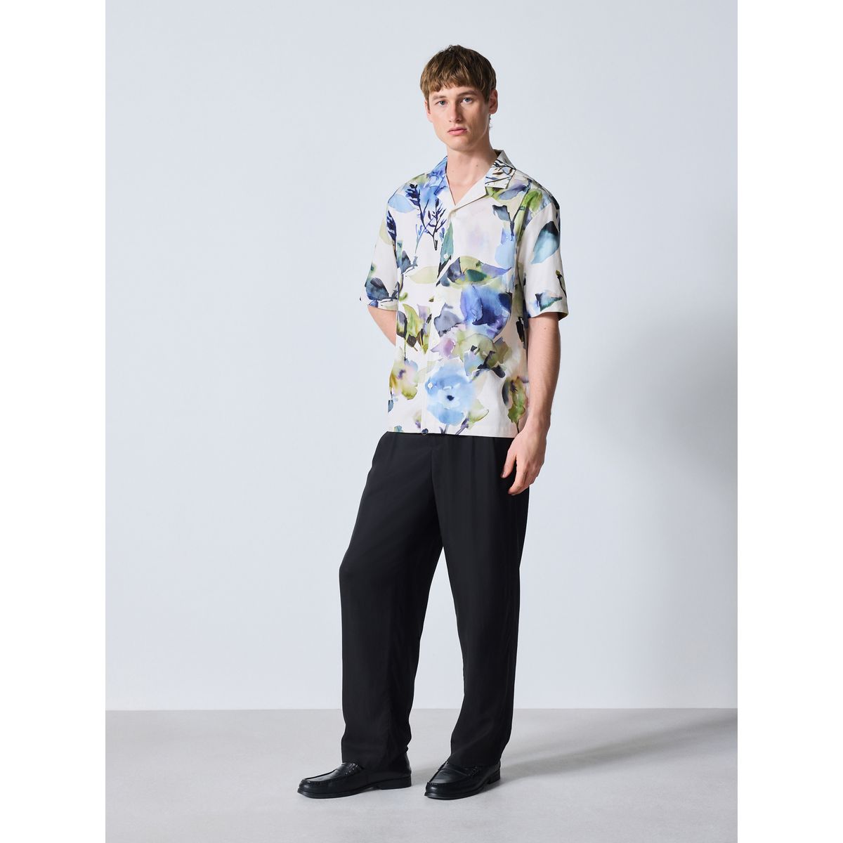 Chemise manches courtes à imprimé floral aquarelle bleu, NEXT