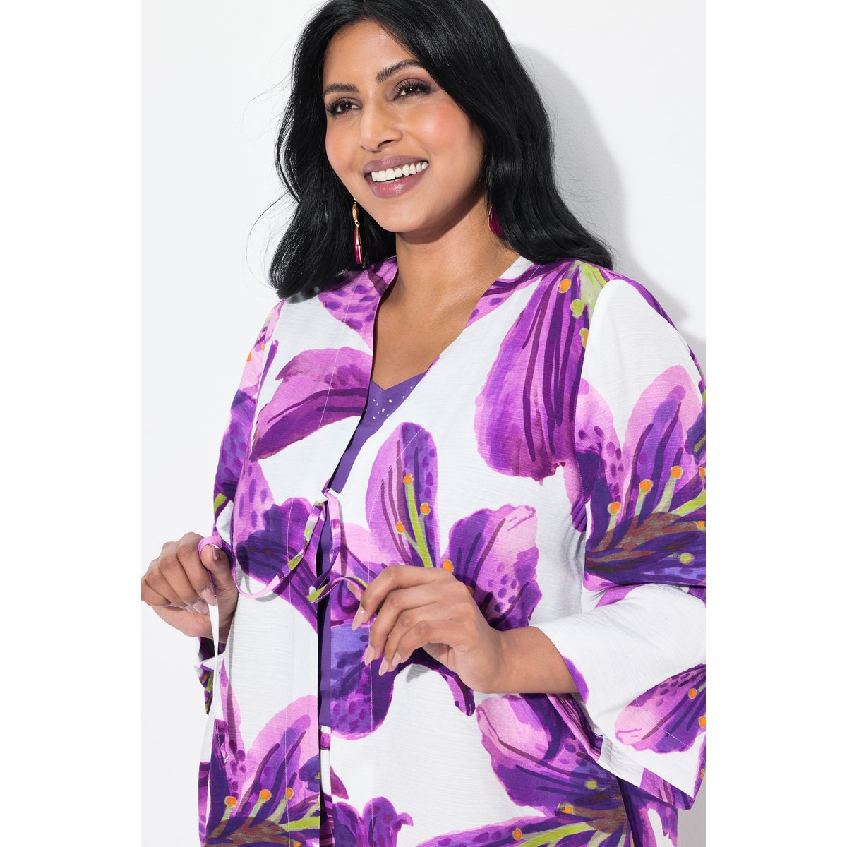 Veste à fleurs. Encolure V, manches 3/4 violet, ULLA POPKEN