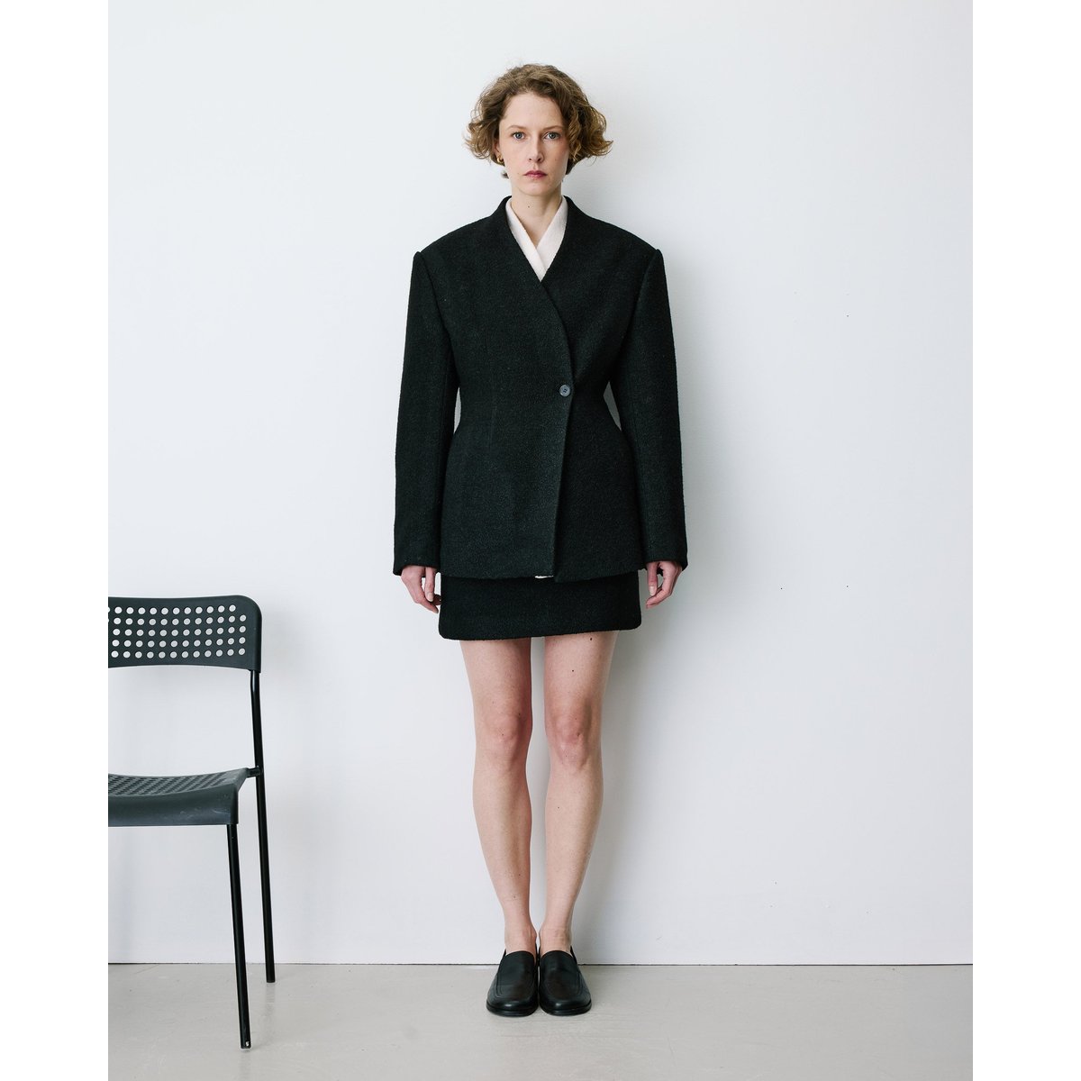 Blazer croisé en laine mélangée sans revers ecru Berlin noir, GRACE & MILA
