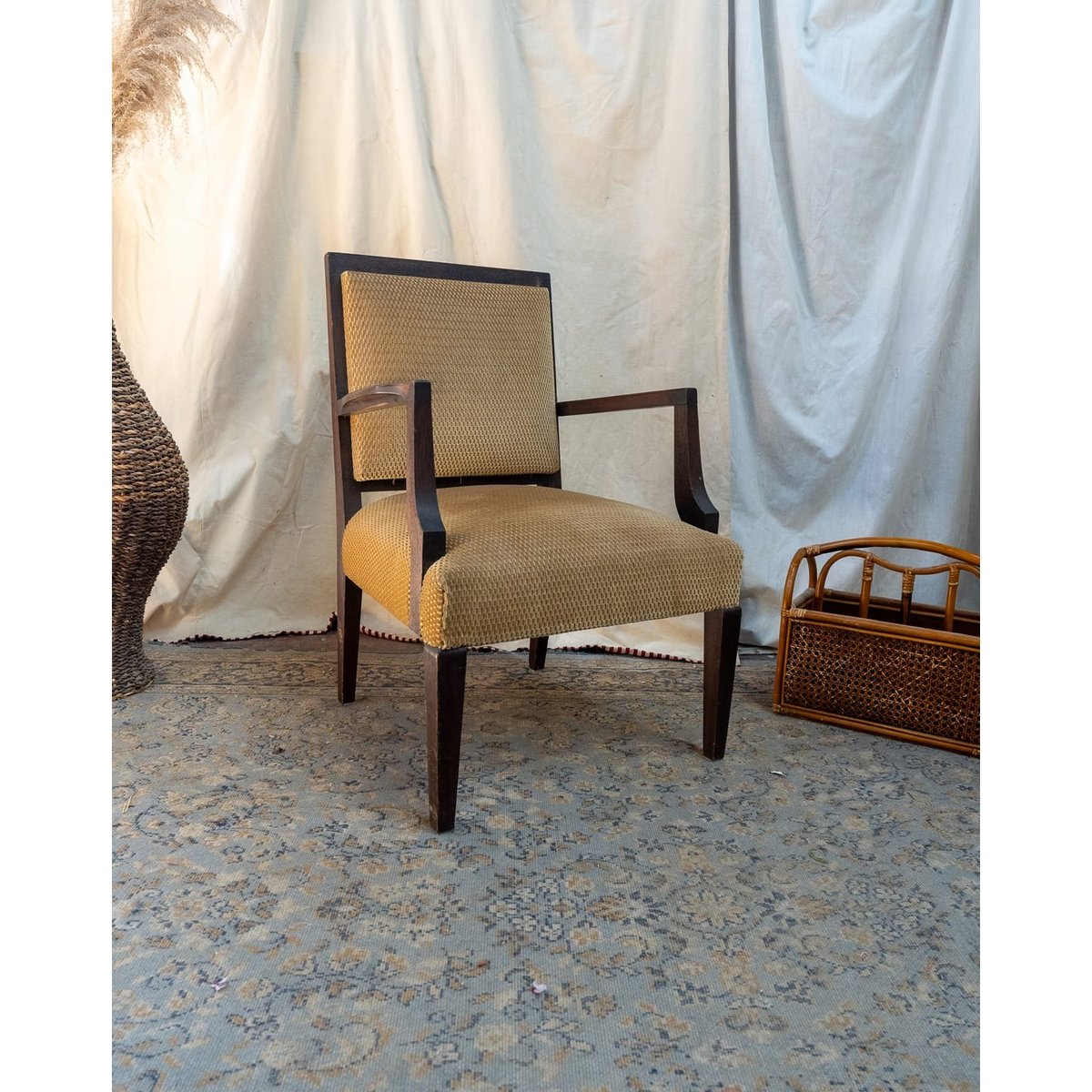 Fauteuil en velours beige Ernest N°831 - Bon état bois foncé, DEBONGOUT