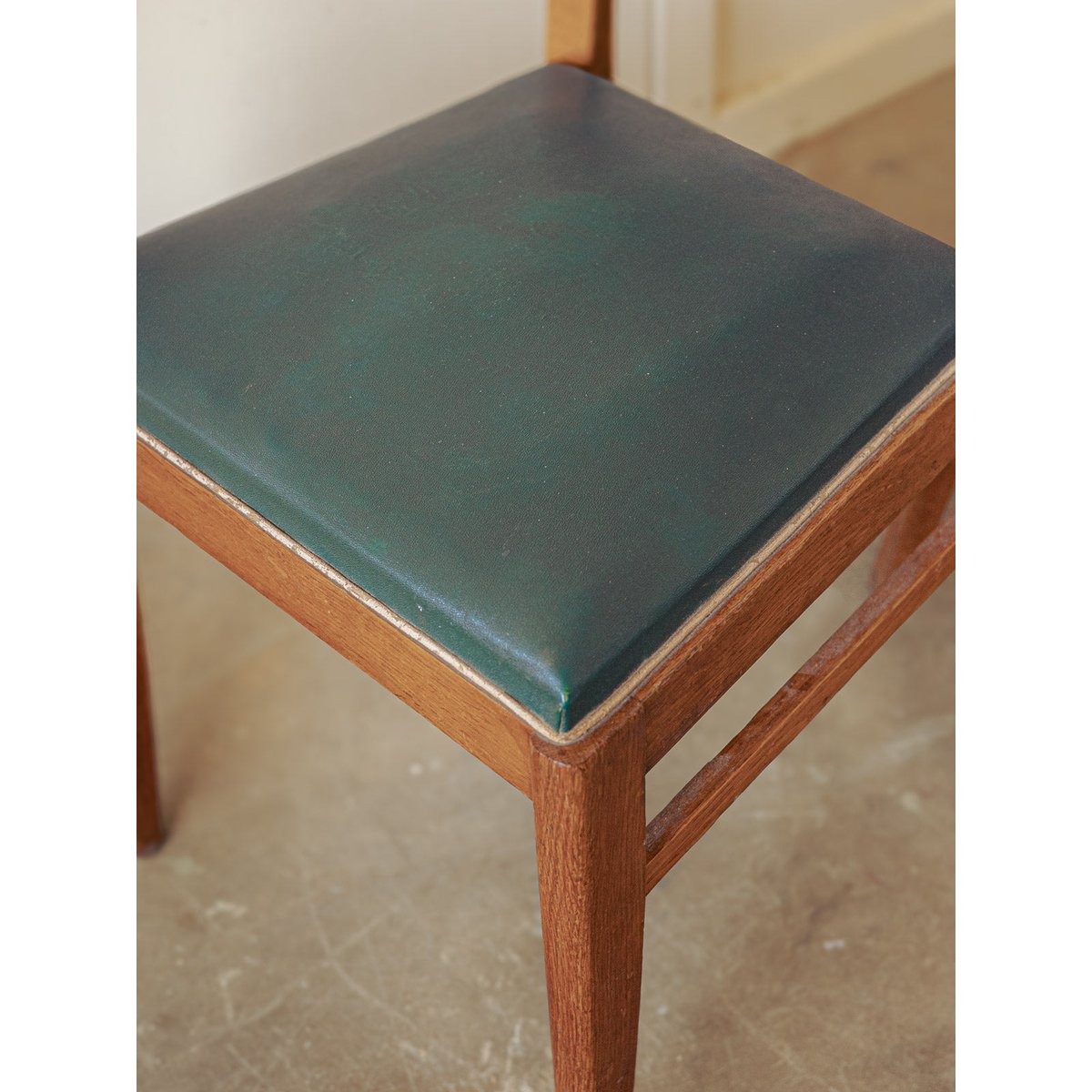Paire de chaises mid-century vert cèdre Alma N°1673 - Bon état bois clair, DEBONGOUT