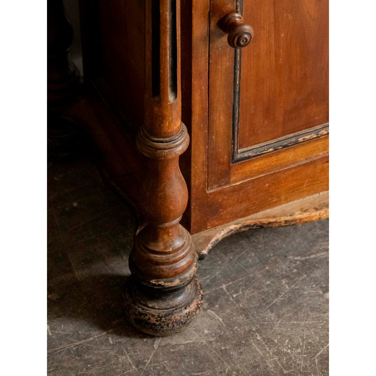 Armoire en bois aux pieds sculptés Magda N°727 - Bon état bois foncé, DEBONGOUT