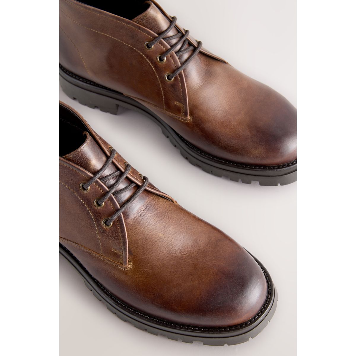 Bottines chukka à semelle épaisse marron fauve, NEXT