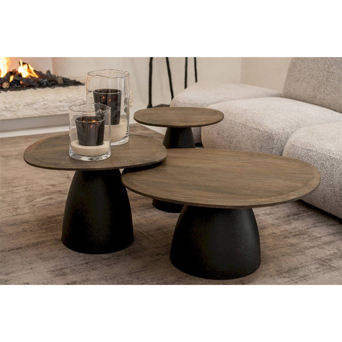 Table basse ronde en bois de manguier marron foncé et noir, RECOLLECTION