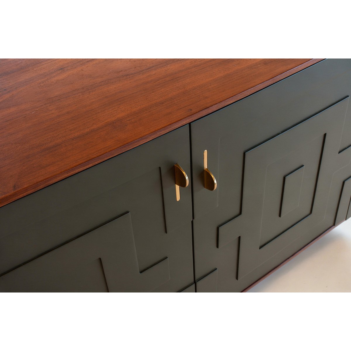 Buffet en noyer 4 portes à motifs VELINA bois foncé, PRODUIT INTERIEUR BRUT