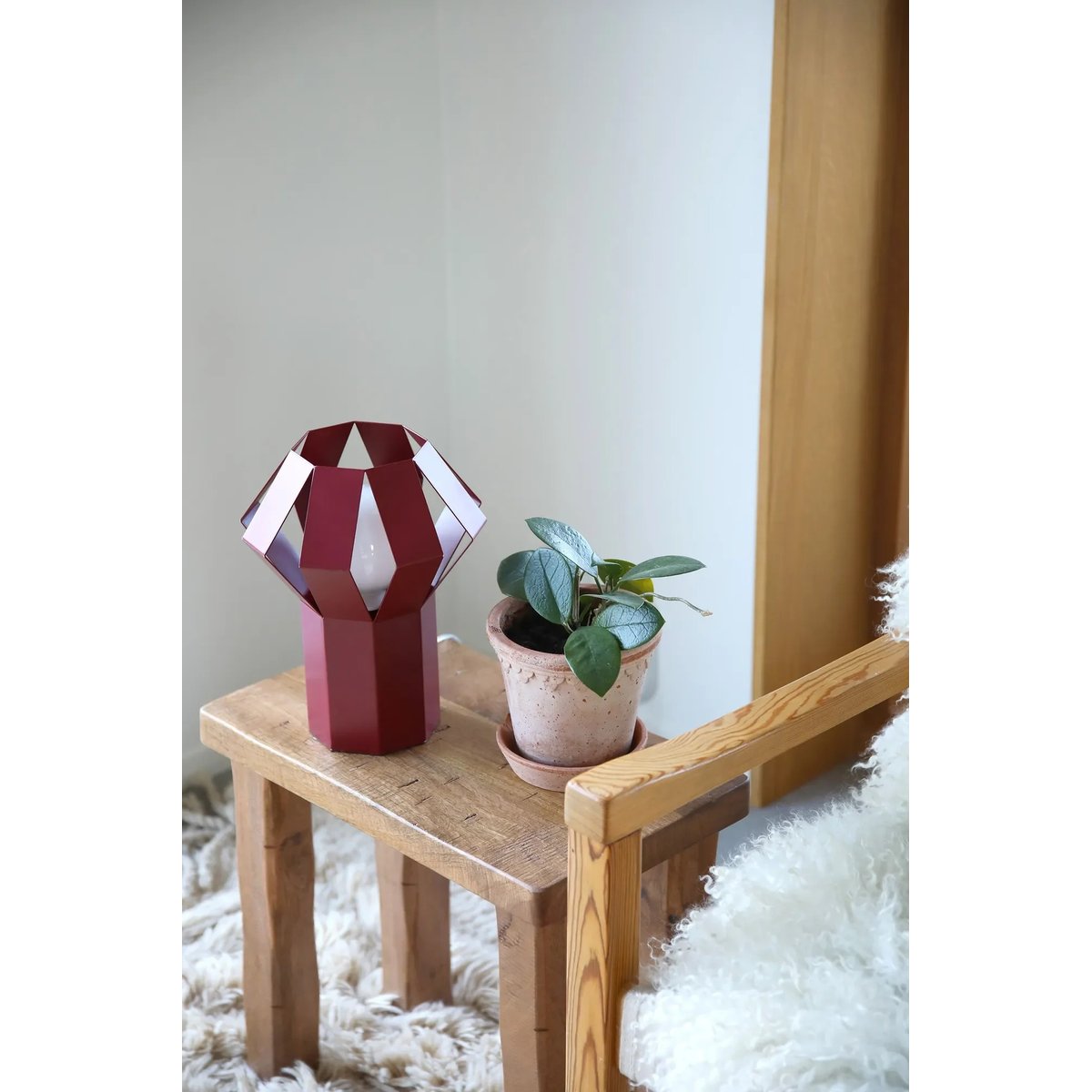Lampe de table design en métal OCTA rouge, MARKSLOJD