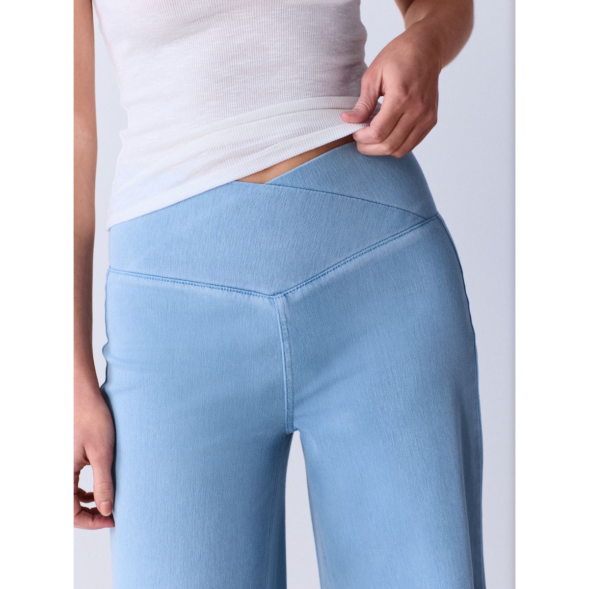 Pantalon large en jersey effet jean ceinture bleue délavée, NEXT