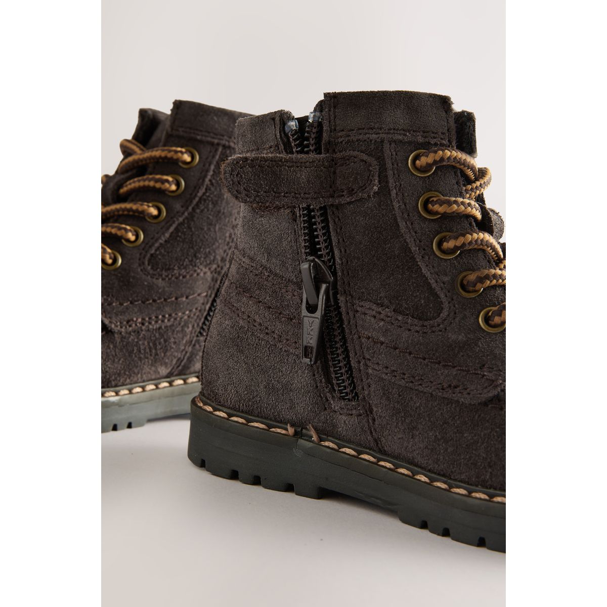 Bottines lacées en daim marron chocolat, NEXT