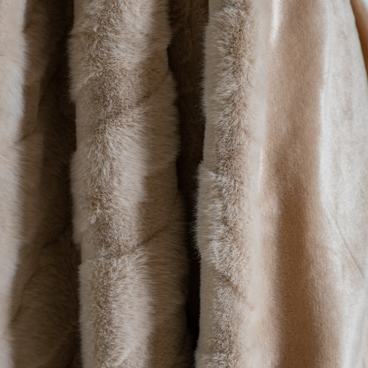 Chevron Rabbit Fur Throw mink, ÉDITÉ