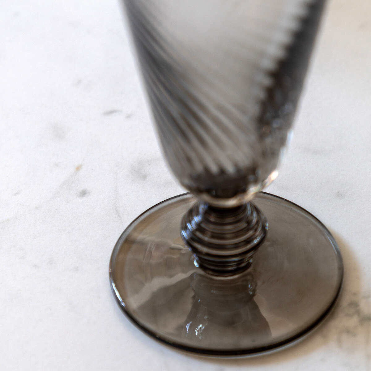 Set of 4 Vela Champagne Flutes in Smoked Grey grey, ÉDITÉ