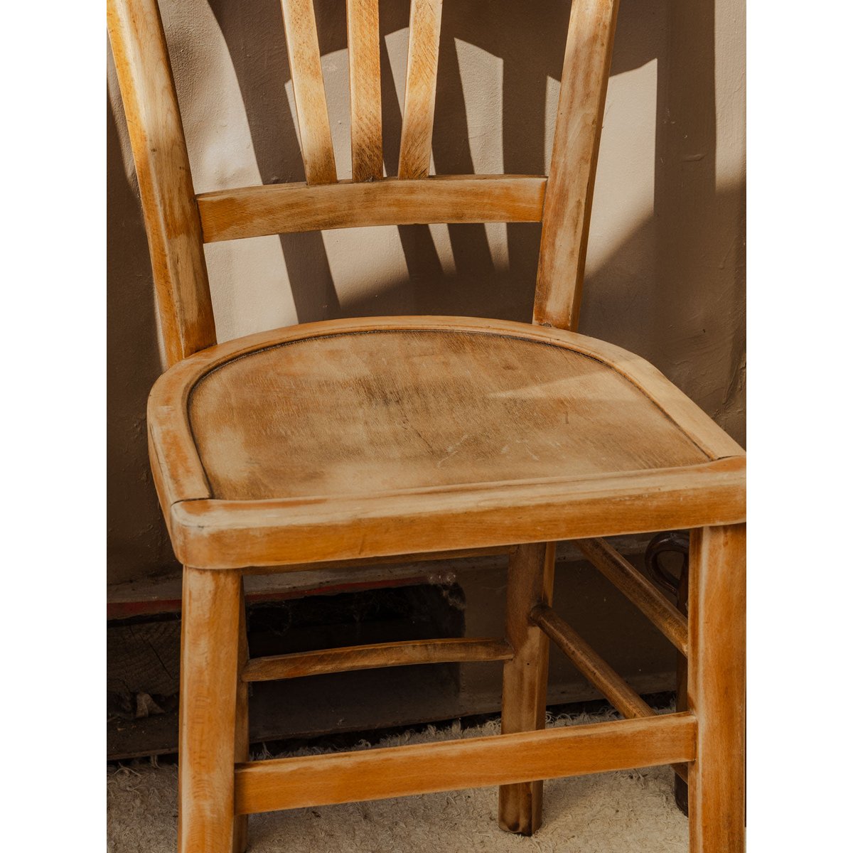 Lot de 4 chaises en bois Claude N°1256 - Bon état bois clair, DEBONGOUT