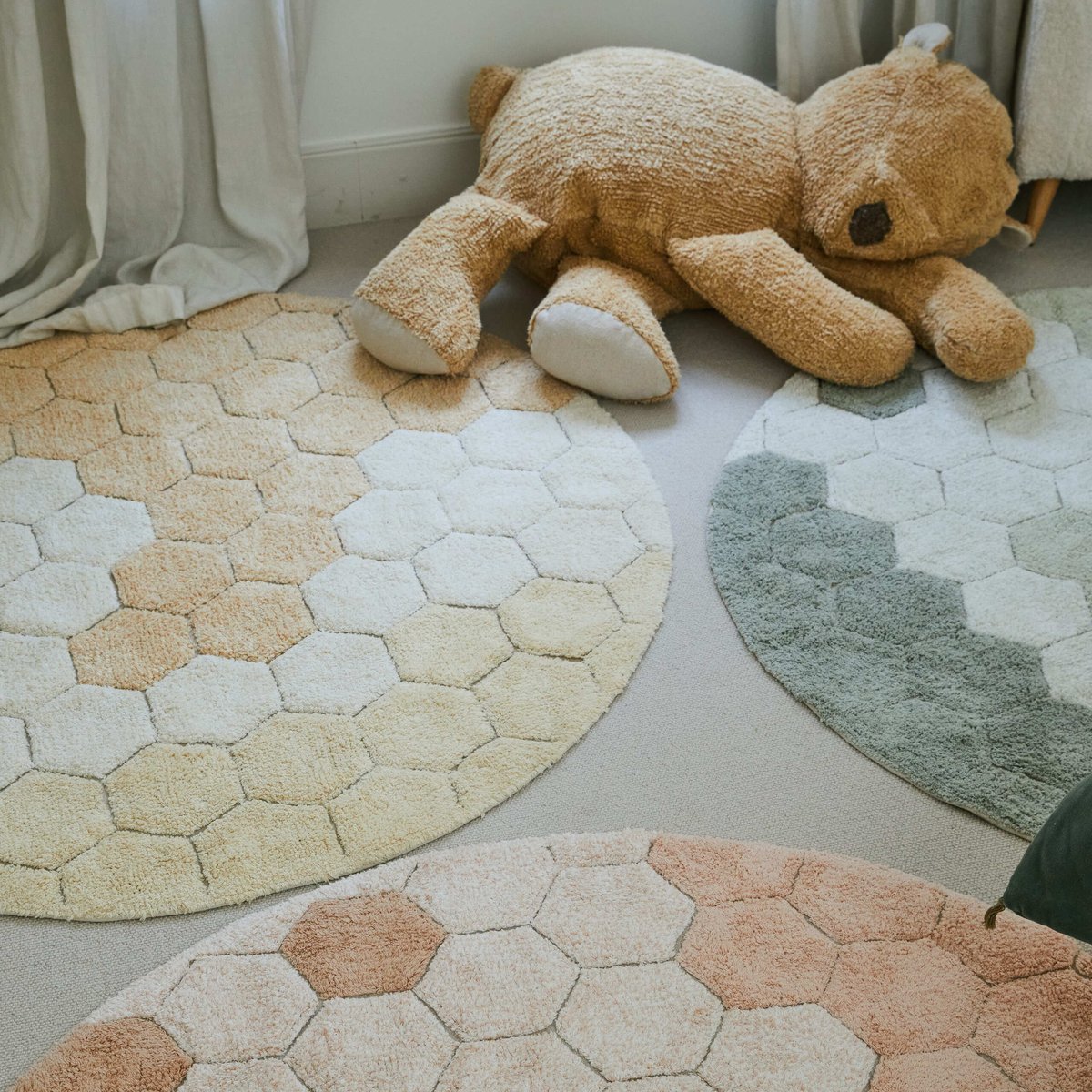 Tapis Rond en coton  Rayon de miel PLANET BEE ivoire, rose, LORENA CANALS