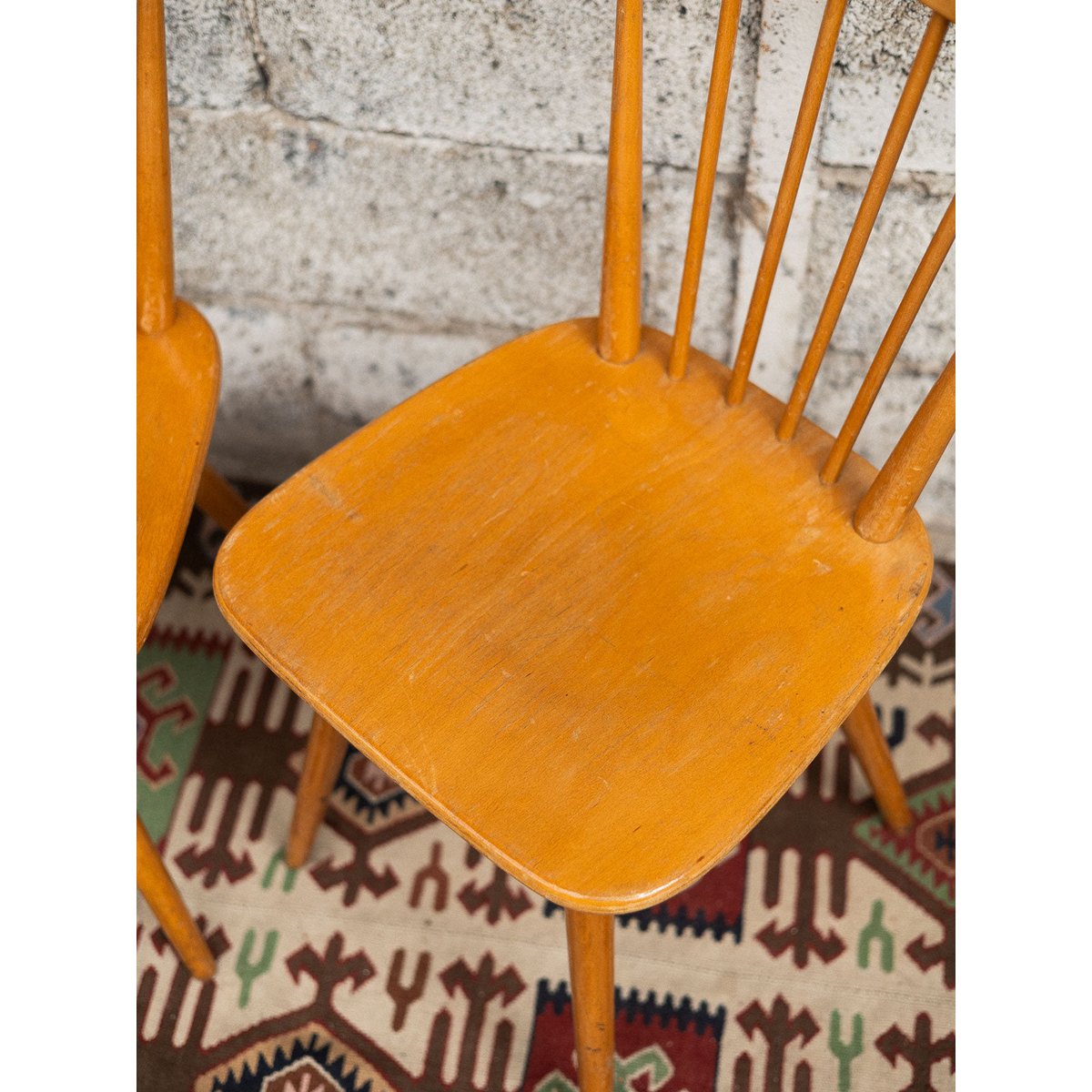 Paires de chaises à barreaux Alma N°1720 - Bon état bois clair, DEBONGOUT