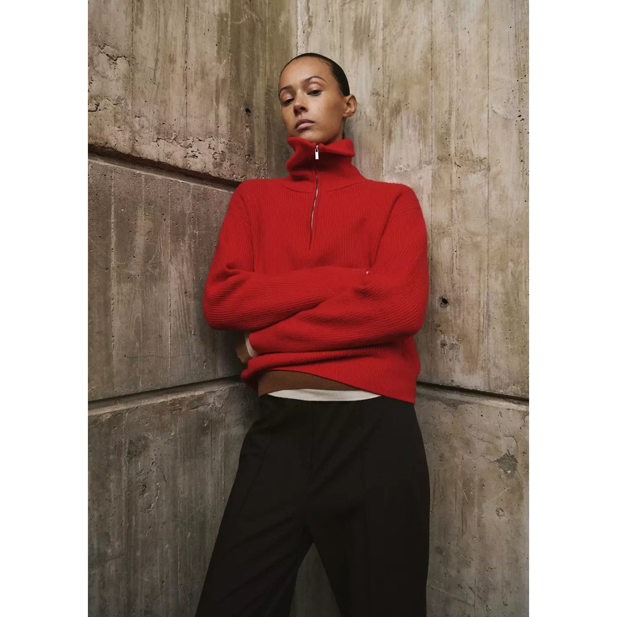 Pull col contrasté à zip rouge, MANGO