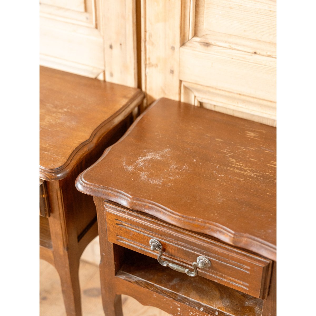Paire de tables de chevet en bois Odile N°1494 - Bon état bois foncé, DEBONGOUT