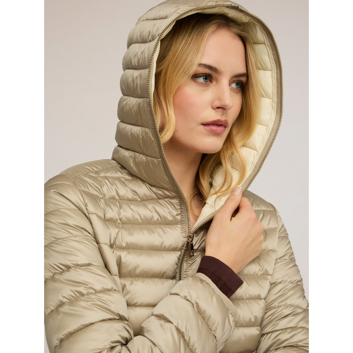 Veste matelassée légère avec capuche beige, MOTIVI