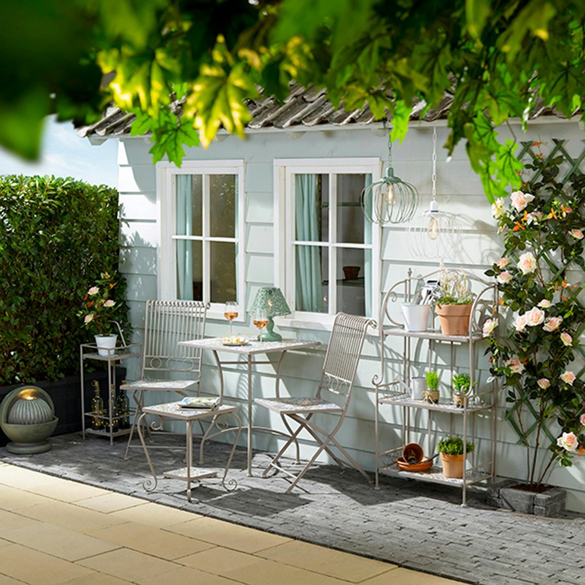 Table de jardin carrée en fer forgé plateau déco carreaux de ciment bleus style vintage GRENADE taupe, PIER IMPORT