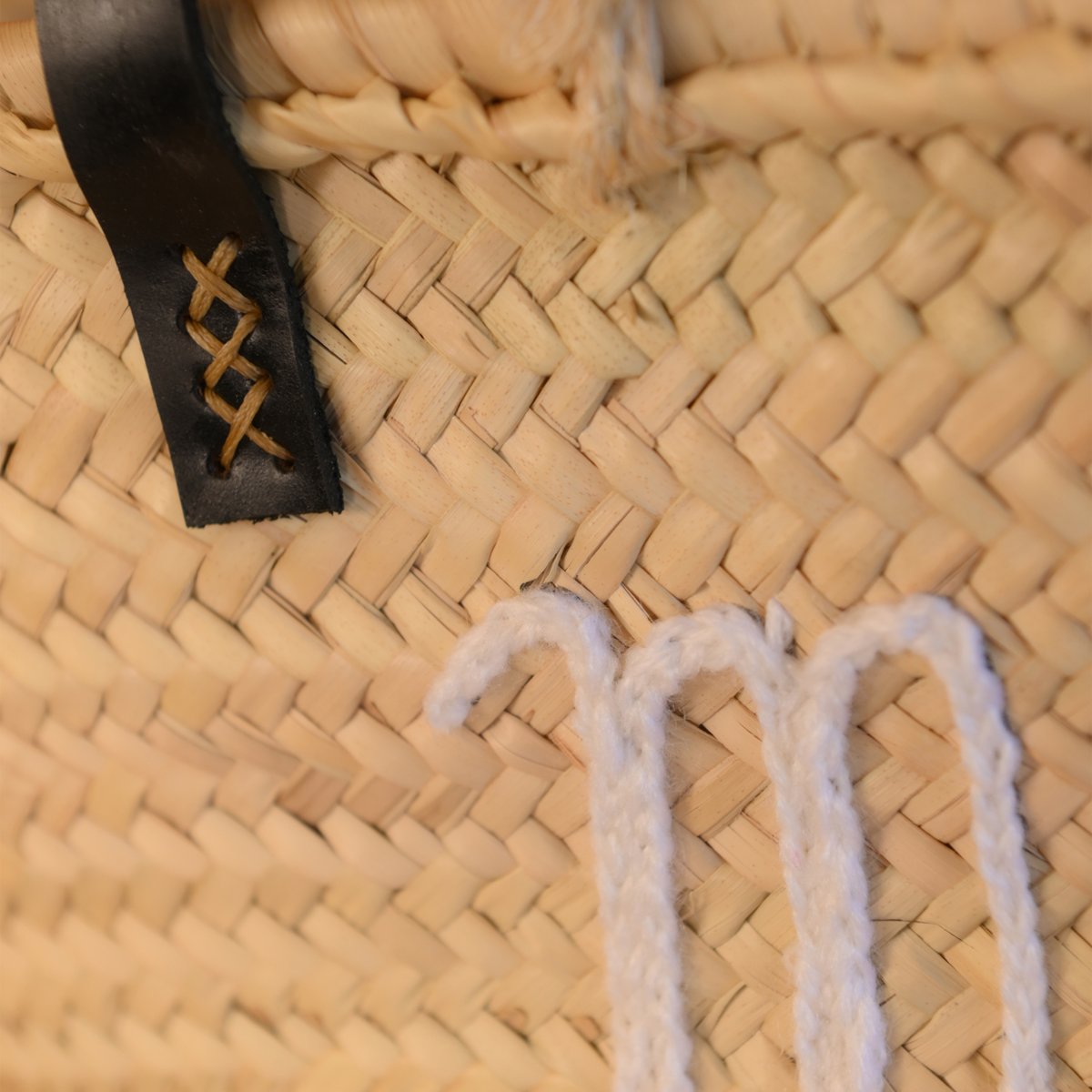 Panier tressé avec anses en cuir MERE VEILLEUSE - LOJI blanc, HOME MAISON