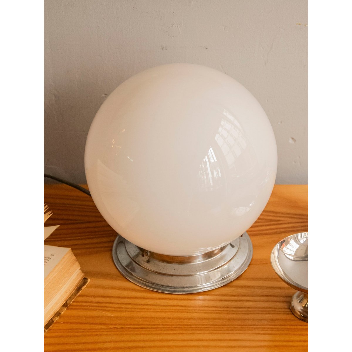 Lampe au globe lumineux en verre opaque Julia N°912 - Bon état blanc, DEBONGOUT