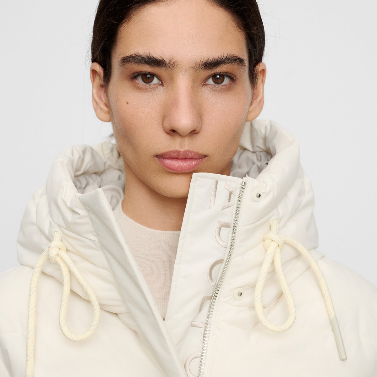 Manteau court matelassé à capuche réglable écru, ADOLFO DOMINGUEZ