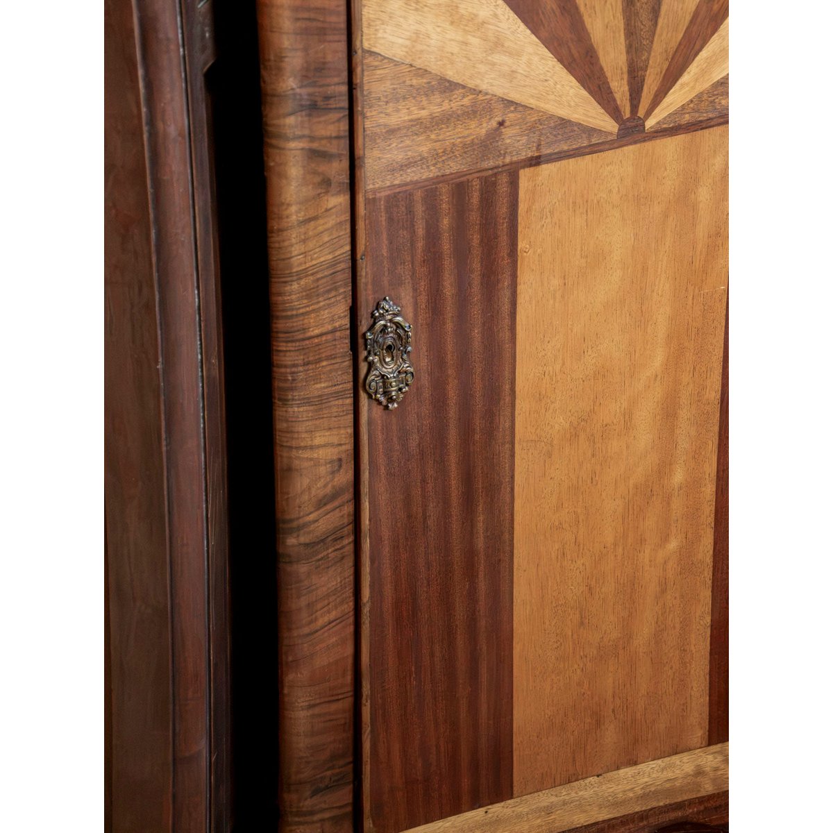 Armoire encoignure en bois marqueté Magda N°732 - Bon état bois clair, DEBONGOUT