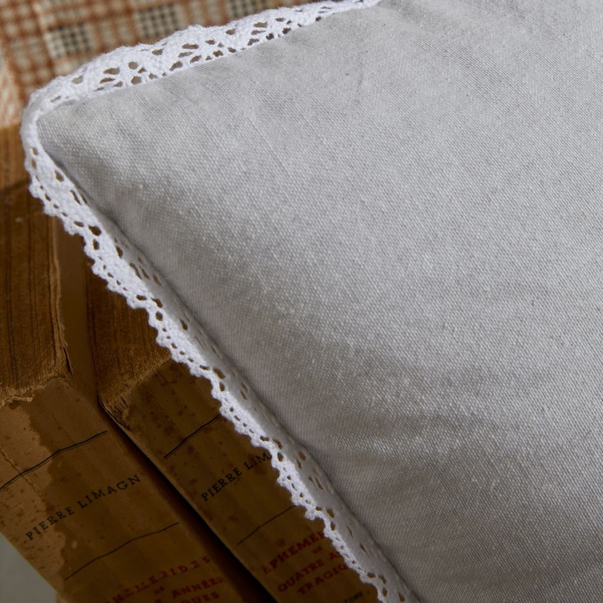 Coussin déhoussable finition dentelle coton uni CHARME gris, TODAY
