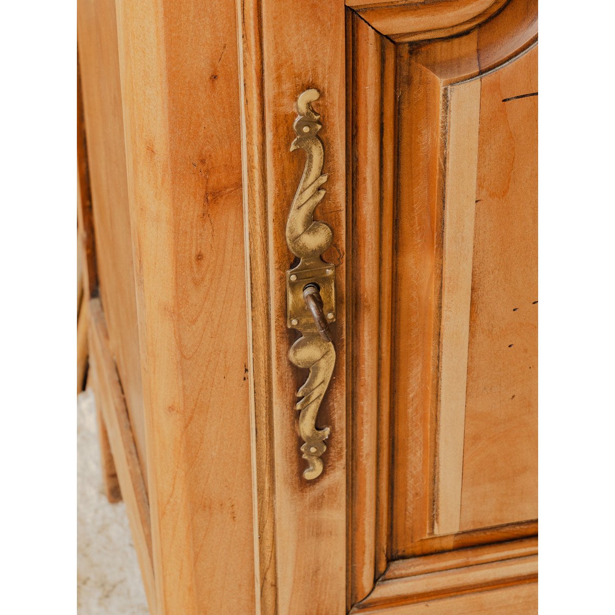 Petit buffet en bois Gilbert N°1867 - Bon état bois clair, DEBONGOUT