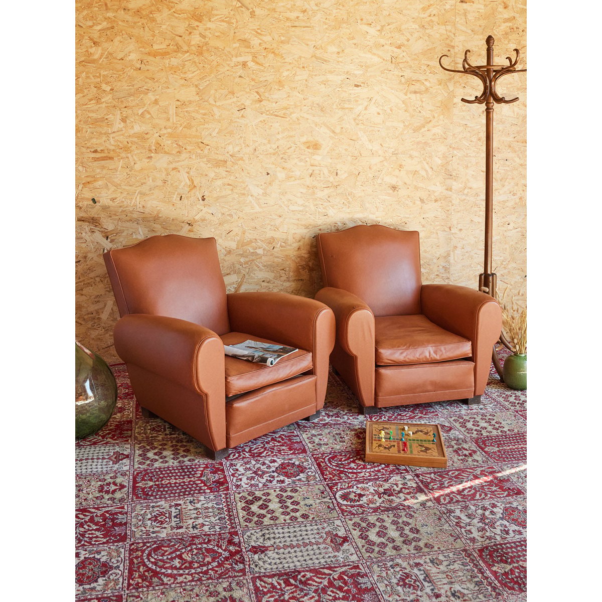Paire de fauteuils club en cuir Ernest N°963 - Bon état marron, DEBONGOUT