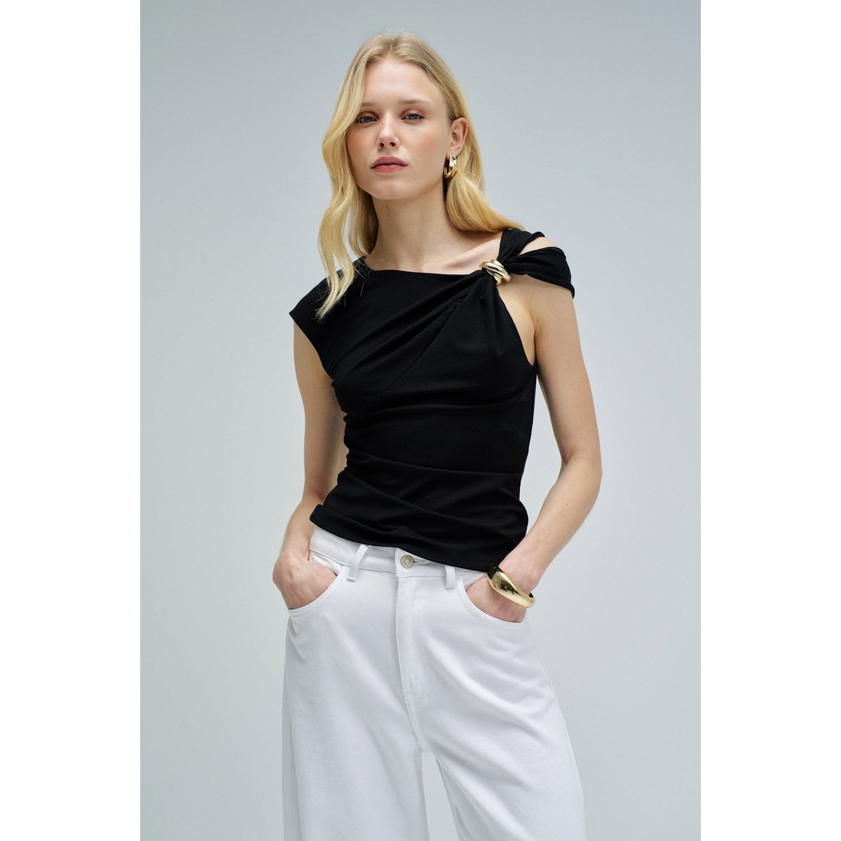 TOP AVEC DÉCOLLETÉ ASYMÉTRIQUE noir, SALSA JEANS