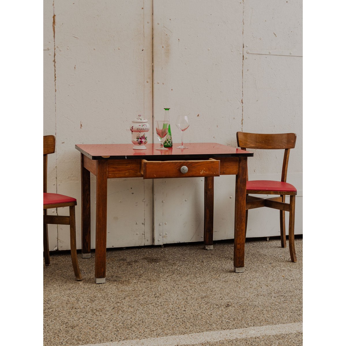 Table à manger en bois et formica rouge Karla N°1180 - Bon état bois foncé, DEBONGOUT