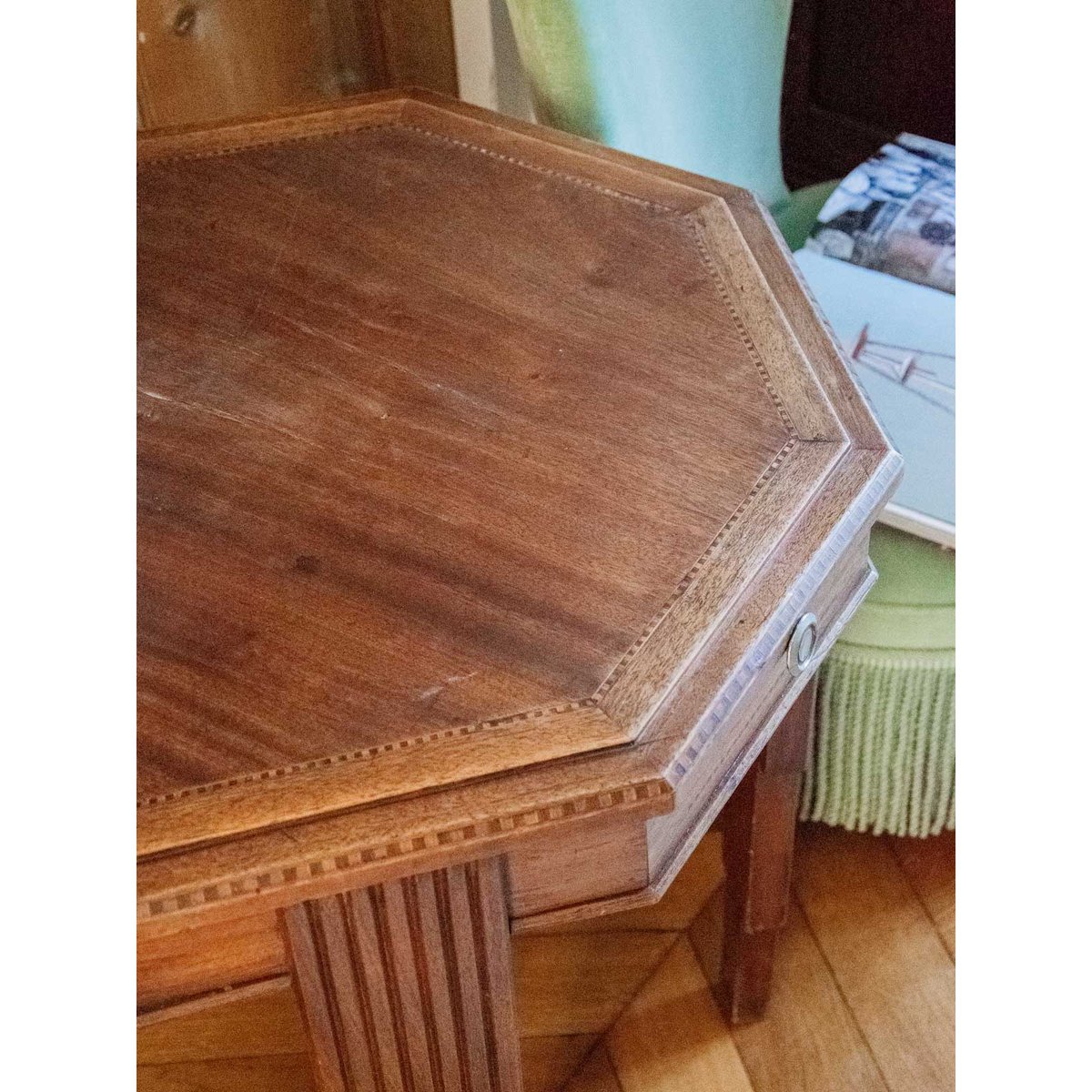 Table d'appoint bois sculpté Hanna N°1239 - Bon état bois foncé, DEBONGOUT