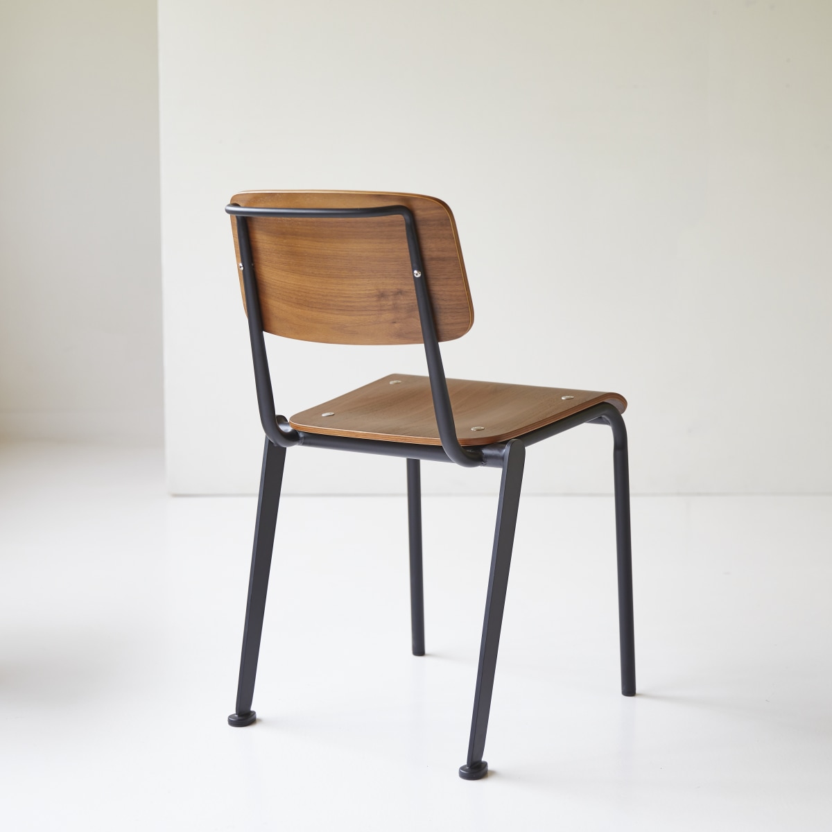 Chaise en Noyer massif, MIO noir, TIKAMOON
