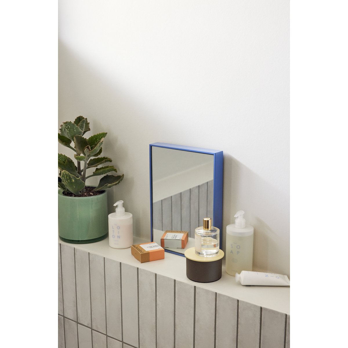 Miroir en fer et verre miroir SHINE bleu, HUBSCH