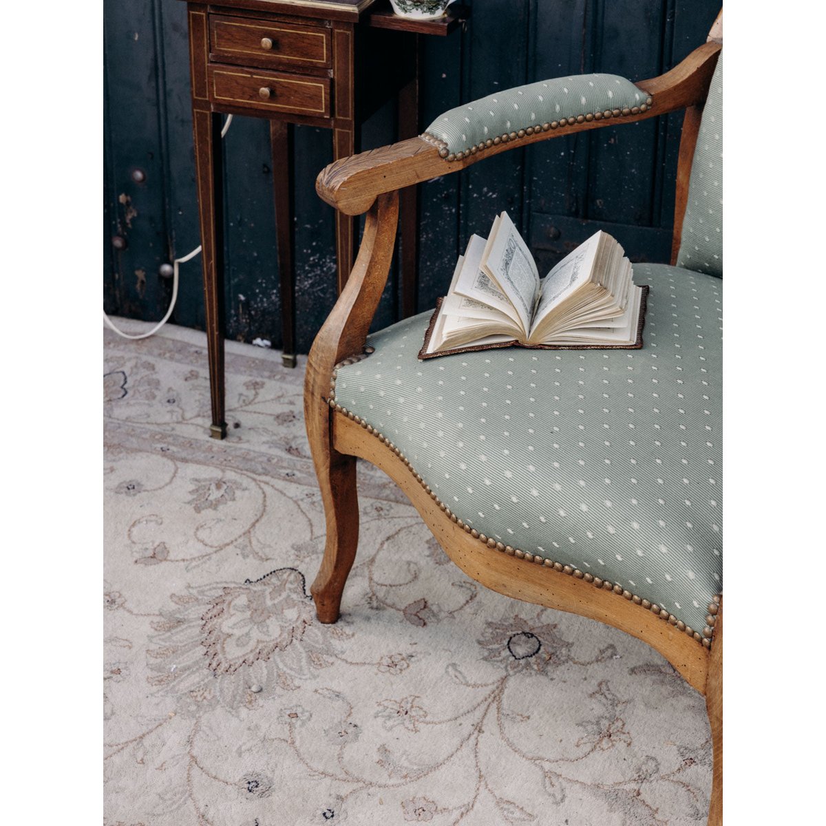 Fauteuil Voltaire confortable Ernest N°1558 - Bon état bois clair, DEBONGOUT