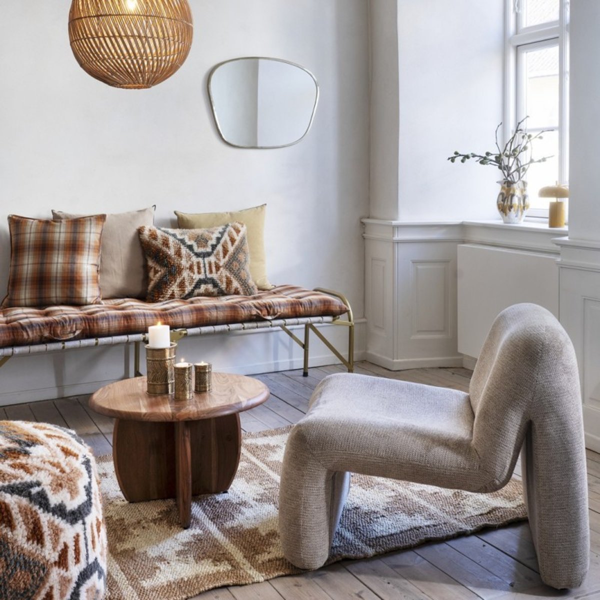 Fauteuil lounge rétro velours beige, MADAM STOLTZ