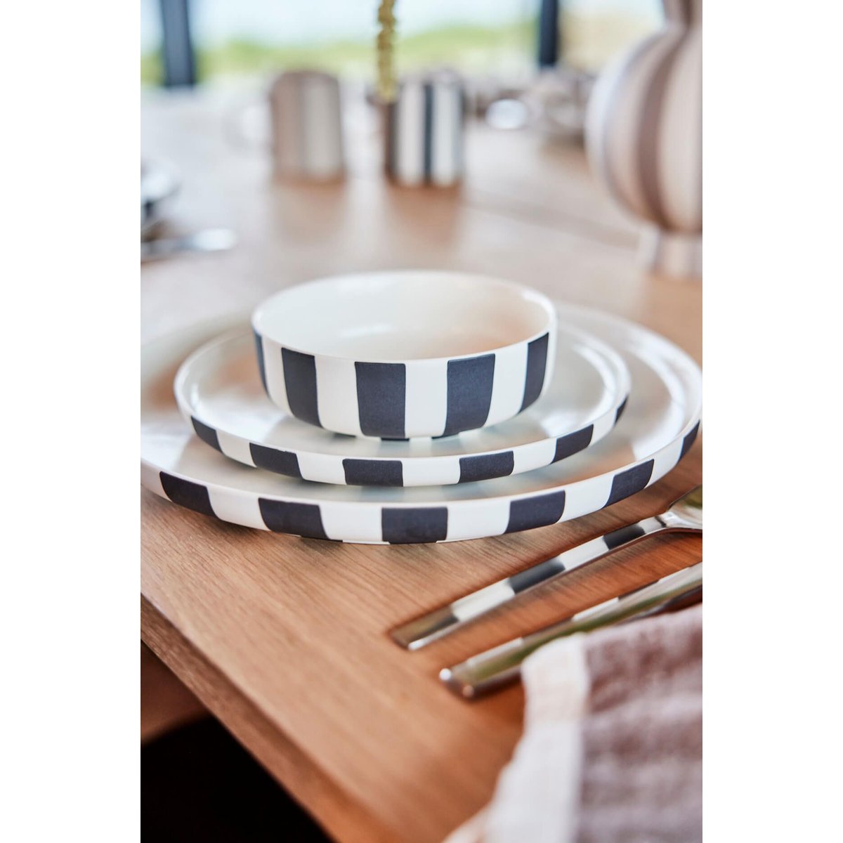 Assiette en grès à rayures LIVING noir, OYOY LIVING DESIGN