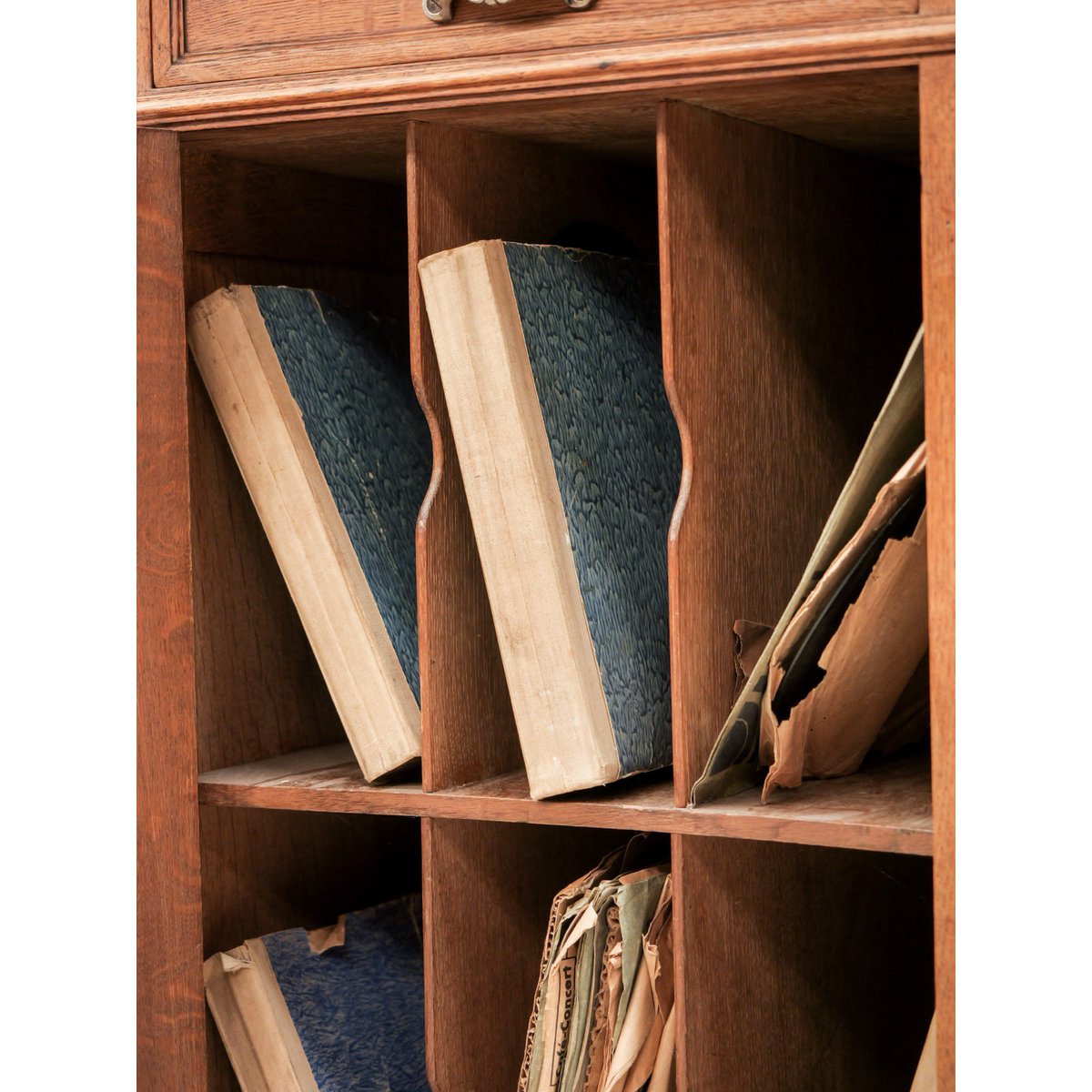 Armoire à disques Blandine N°513 - Bon état bois foncé, DEBONGOUT